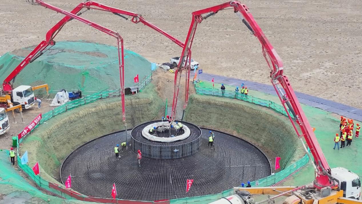 5月24日，壹号娱乐-com - NG大舞台,有梦你就来木垒100万千瓦风电项目正在进行设备基础混凝土浇注工作。加尔斯摄.jpg