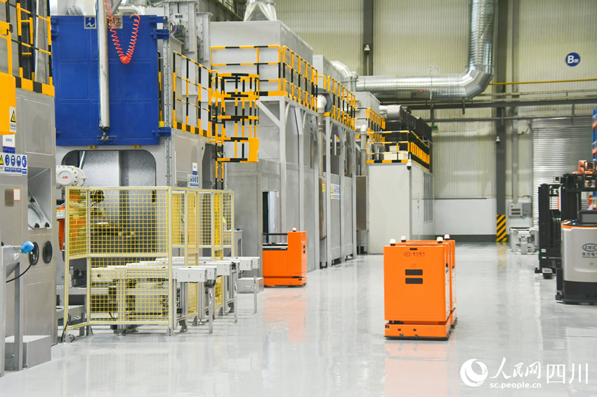 国内首个燃机智慧制造基地高温透平叶片喷涂数字化产线。人民网 赵祖乐摄