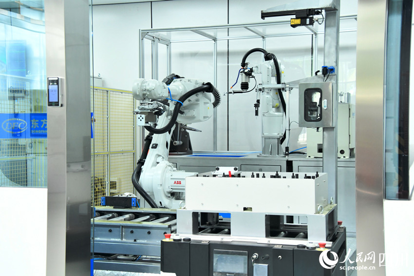 国内首个燃机智慧制造基地高温透平叶片喷涂数字化产线。人民网 赵祖乐摄