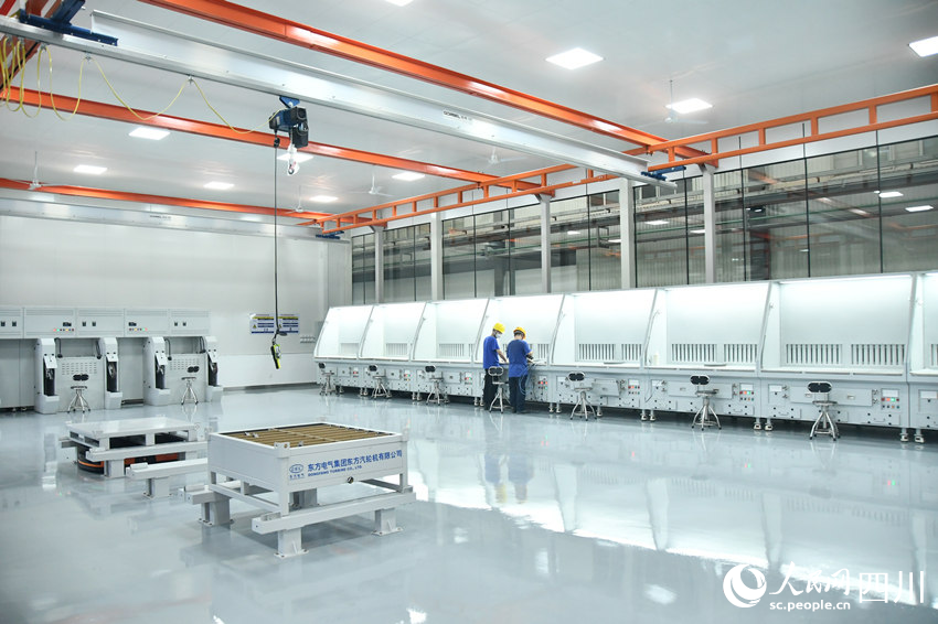 国内首个燃机智慧制造基地高温透平叶片精铸数字化产线。人民网 赵祖乐摄