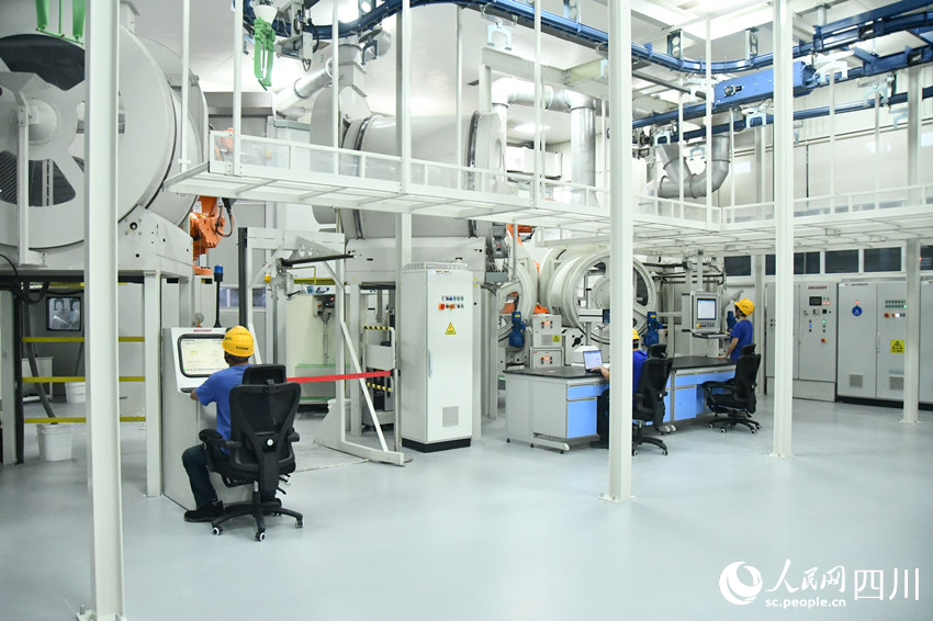 国内首个燃机智慧制造基地高温透平叶片精铸数字化产线。人民网 赵祖乐摄