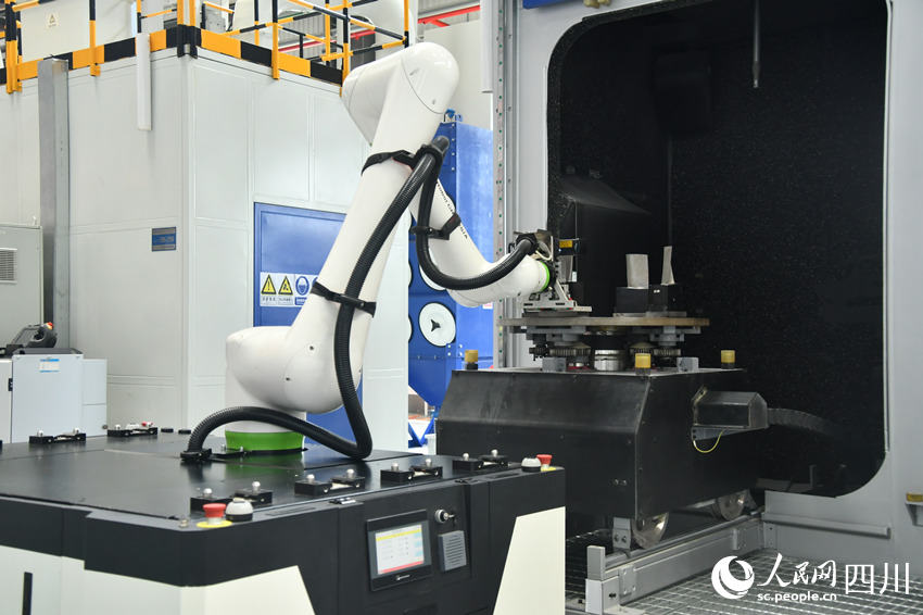 国内首个燃机智慧制造基地高温透平叶片喷涂数字化产线。人民网 赵祖乐摄